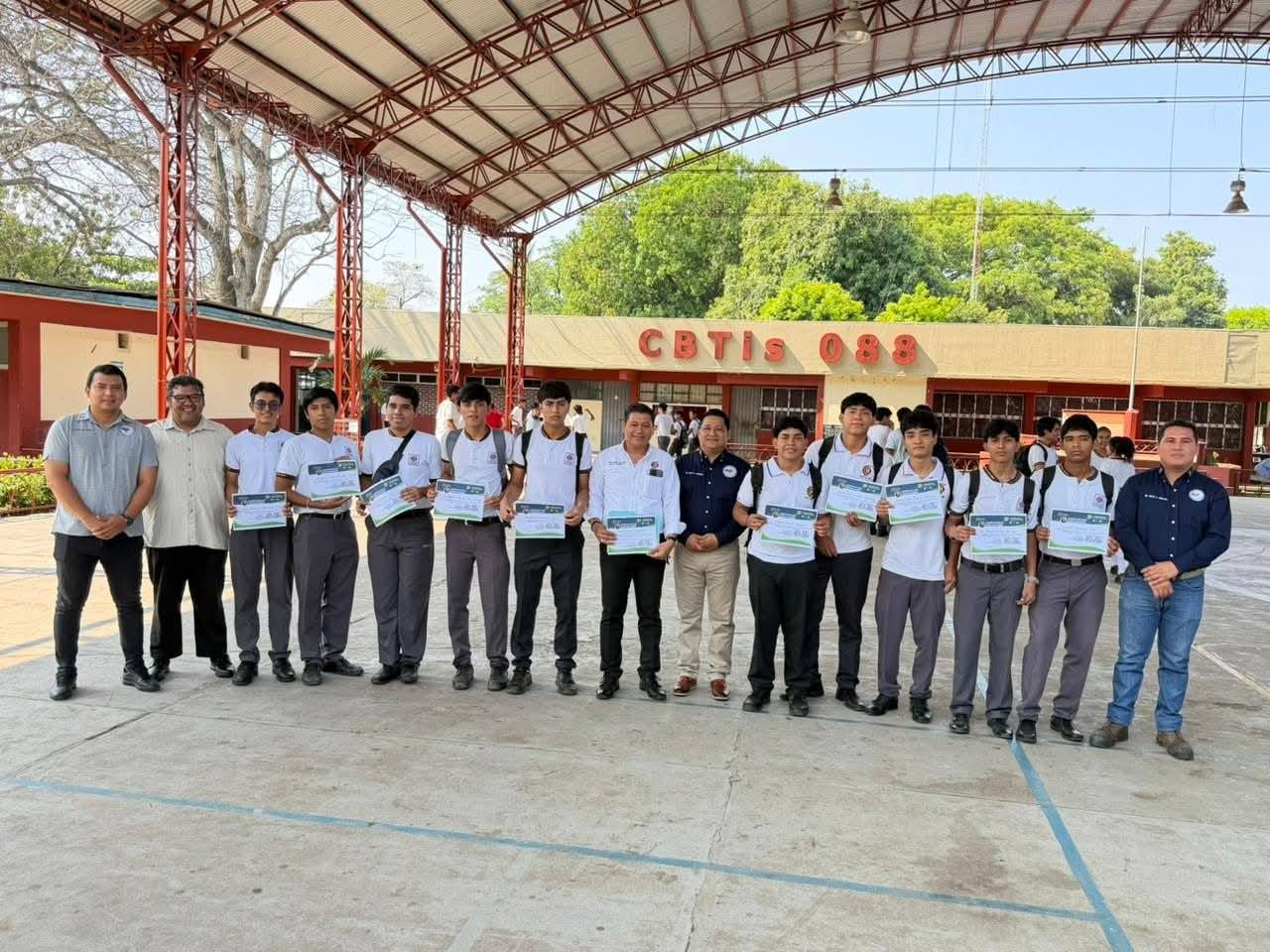 Colegio de Ingenieros reconoce a estudiantes y entrega beca en robótica en Tapachula